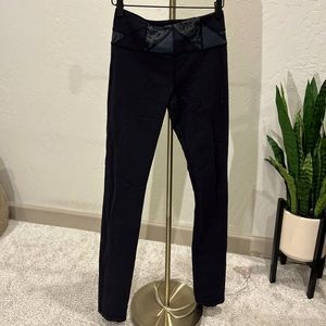 Lululemon Skinny Groove Pant | Size 4 | Reversible | Unique Waistband | Black